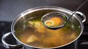 Zaskakujący składnik w rosole Makłowicza. Wystarczy go dodać, żeby smakował jak nigdy dotąd
