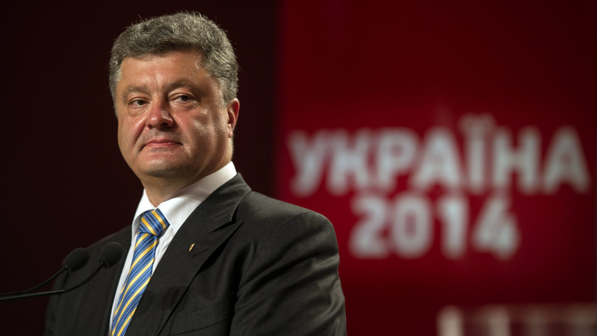 Petro Poroszenko zamierza rozmawiać z Rosją, chowając się za plecami Stanów Zjednoczonych i Unii Europejskiej - pisze we wtorek rządowa "Rossijskaja Gazieta", komentując pierwsze deklaracje nowo wybranego prezydenta Ukrainy.