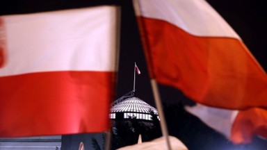 Onet24: Polska spada w rankingu demokracji