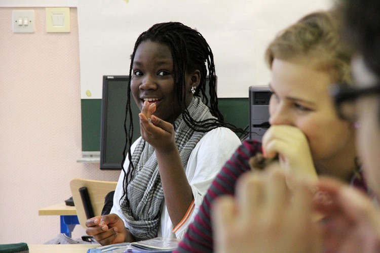 Szkoła Babel, reż. Julie Bertuccelli
<br><br>
„Szkoła Babel” w reżyserii współpracowniczki Krzysztofa Kieślowskiego, Julie Bertucelli to niezwykły dokument, rejestrujący fascynujący eksperyment, jakim są klasy adaptacyjne. W tej wielokulturowej grupie odbijają się społeczne niepokoje: wychodzą na jaw wzajemne uprzedzenia, lęk przed innością, jak i stereotypy. Ale dzięki temu filmowi widz nauczy się, w jaki sposób z nimi walczyć, a nie jak je umacniać. To jeden z powodów, dla którego obraz był nominowany do Cezara, odpowiednika francuskich Oscarów dla najlepszego dokumentu. [opis dystrybutora]