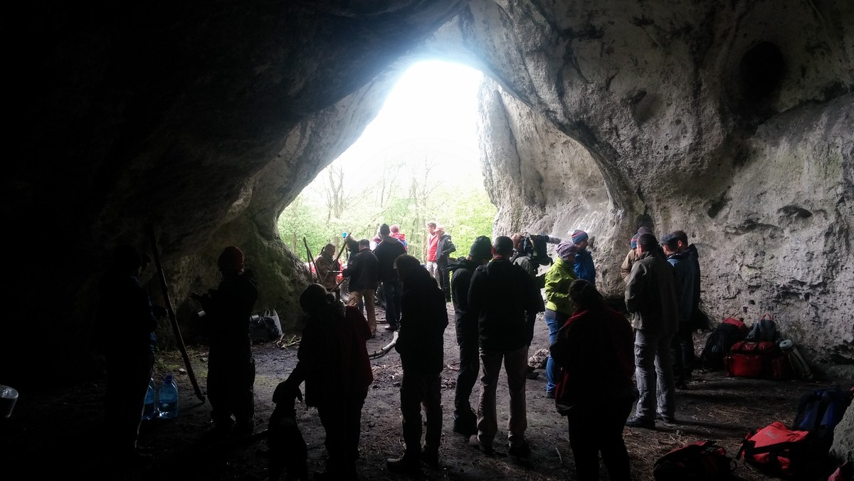 Jak dotąd nie miałem ani wątpliwej przyjemności, ani potrzeby spędzenia nocy w jaskini. Kiedy jednak marki KEEN oraz Bushmen Travel Gear, postanowiły zaprosić mnie i grupę innych dziennikarzy do przeżycia nocy w trudnych warunkach, zgodziłem się bez wahania.