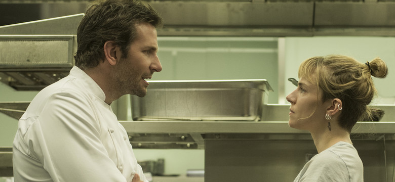 Bradley Cooper szaleje w kuchni jak Ramsay i Amaro w jednym [ZDJĘCIA, WIDEO]