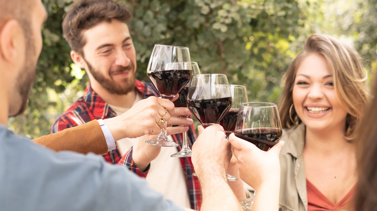 El vino tinto te mantiene joven, ¿sabes por qué?