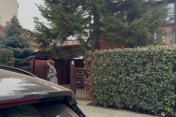 OKO KUĆE ČETINARI, A DVORIŠTE KAO IZ FILMA Naša pevačica sa mužem kupila raskošno imanje, a ovo im je omiljeni kutak za odmaranje (FOTO)