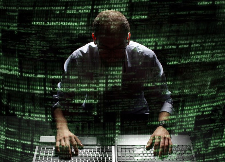 <strong>Trojan</strong><br /><br />

Oprogramowanie, które pod pozorem niegroźnych
działań wprowadza na urządzenie ofiary inne złośliwe
programy i funkcjonalności.<br /><br />
