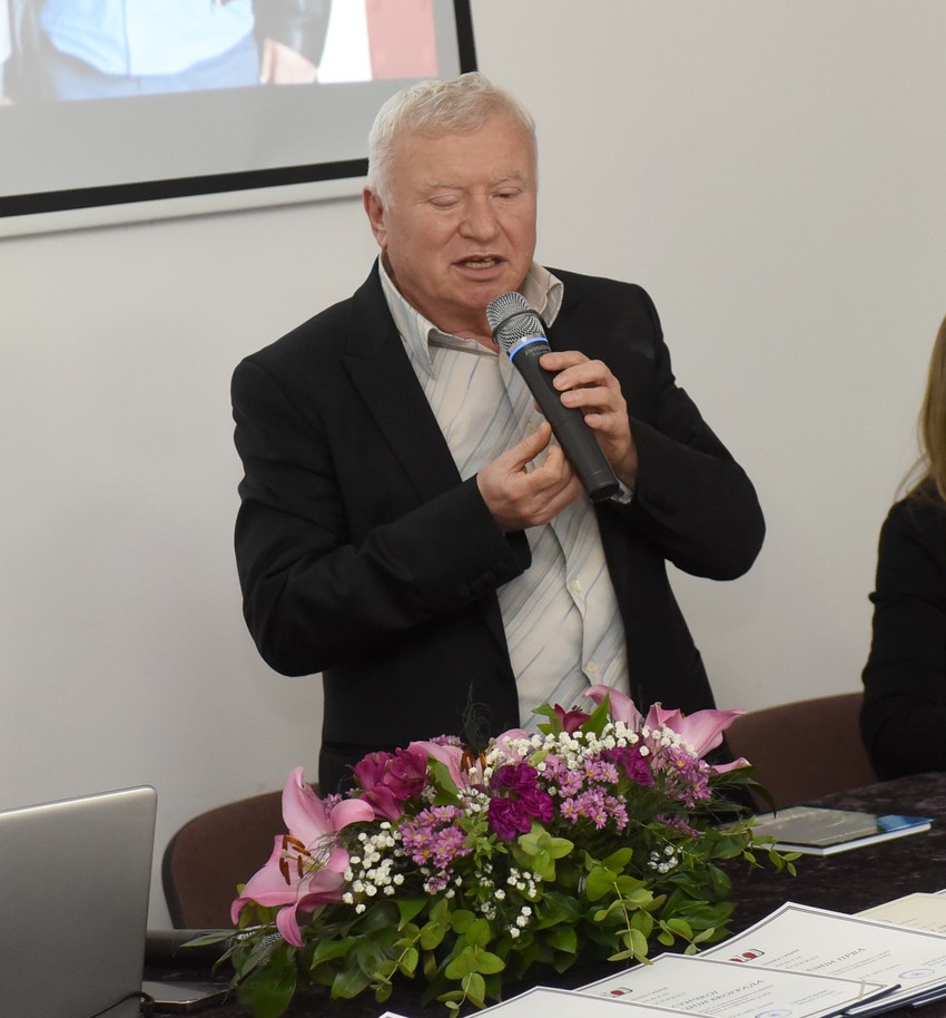 Koliko god obaveza imao preko dana, svako veče pred spavanje slušam neku knjigu, ujutru isto tako. Nama su knjige kompenzacija za gubitak vida, kaže Stošić