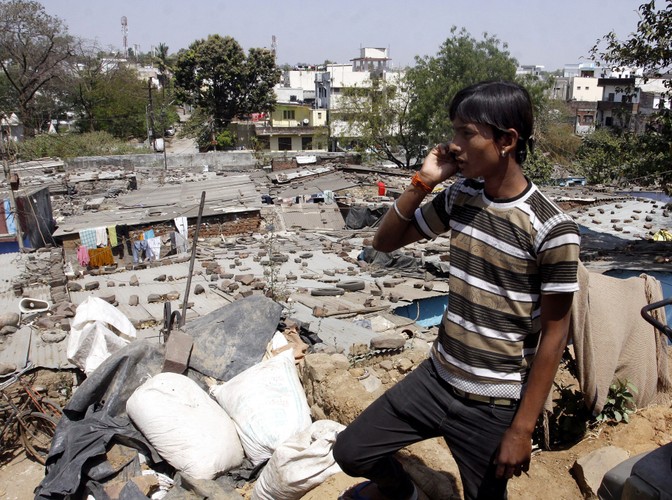 Hindusi żyją w nędzy, bez toalet, ale telefony komórkowe mają