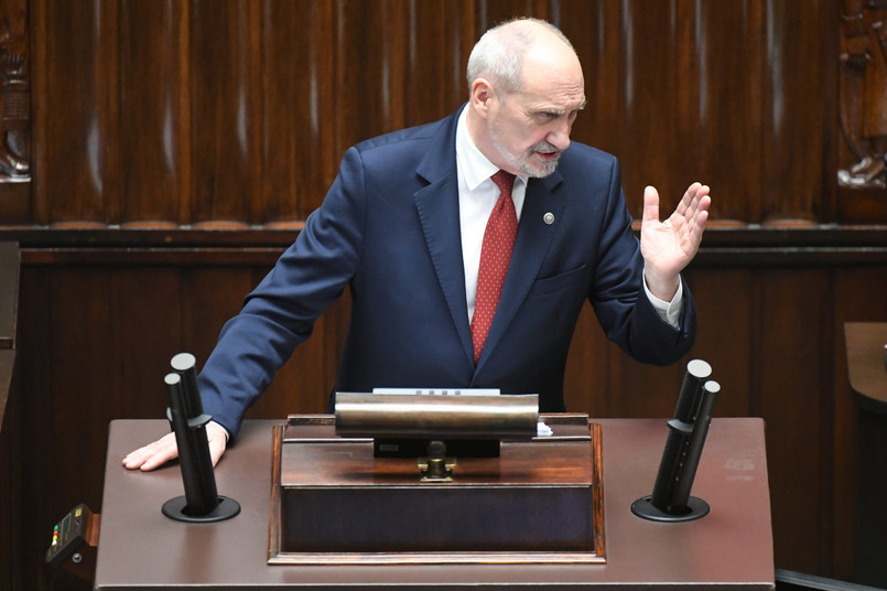 Macierewicz na konferencji prasowej powiedział, że z dumą patrzy na wyroby HSW, w tym na armatohaubicę Krab i samobieżny moździerz Rak