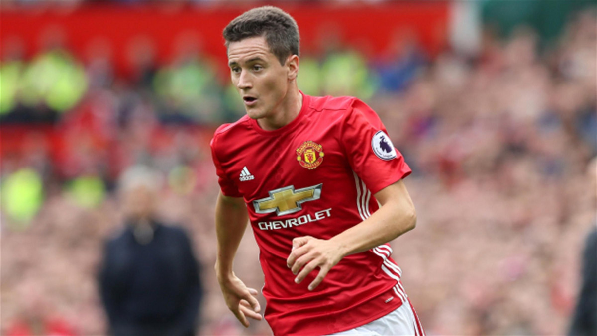 Pomocnik Ander Herrera podziękował menedżerowi Manchesteru United Jose Mourinho za pozostawienie mu swobody na boisku. Zdaniem 27-letniego wychowanka Realu Saragossa, to właśnie umiejętności taktyczne "The Special One" sprawiły, że może on cieszyć się z pierwszego powołania do reprezentacji Hiszpanii.