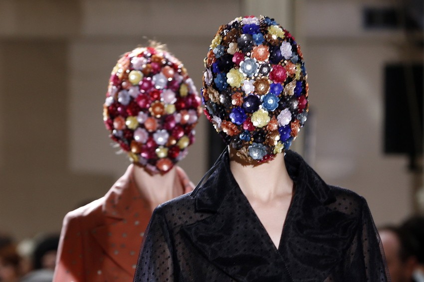 Modeli u Parizu predstavljaju kreacije belgijske modne kuće "Maison Martin Margiela" kao deo kolekcije za jesen/zimu 2013/2014.