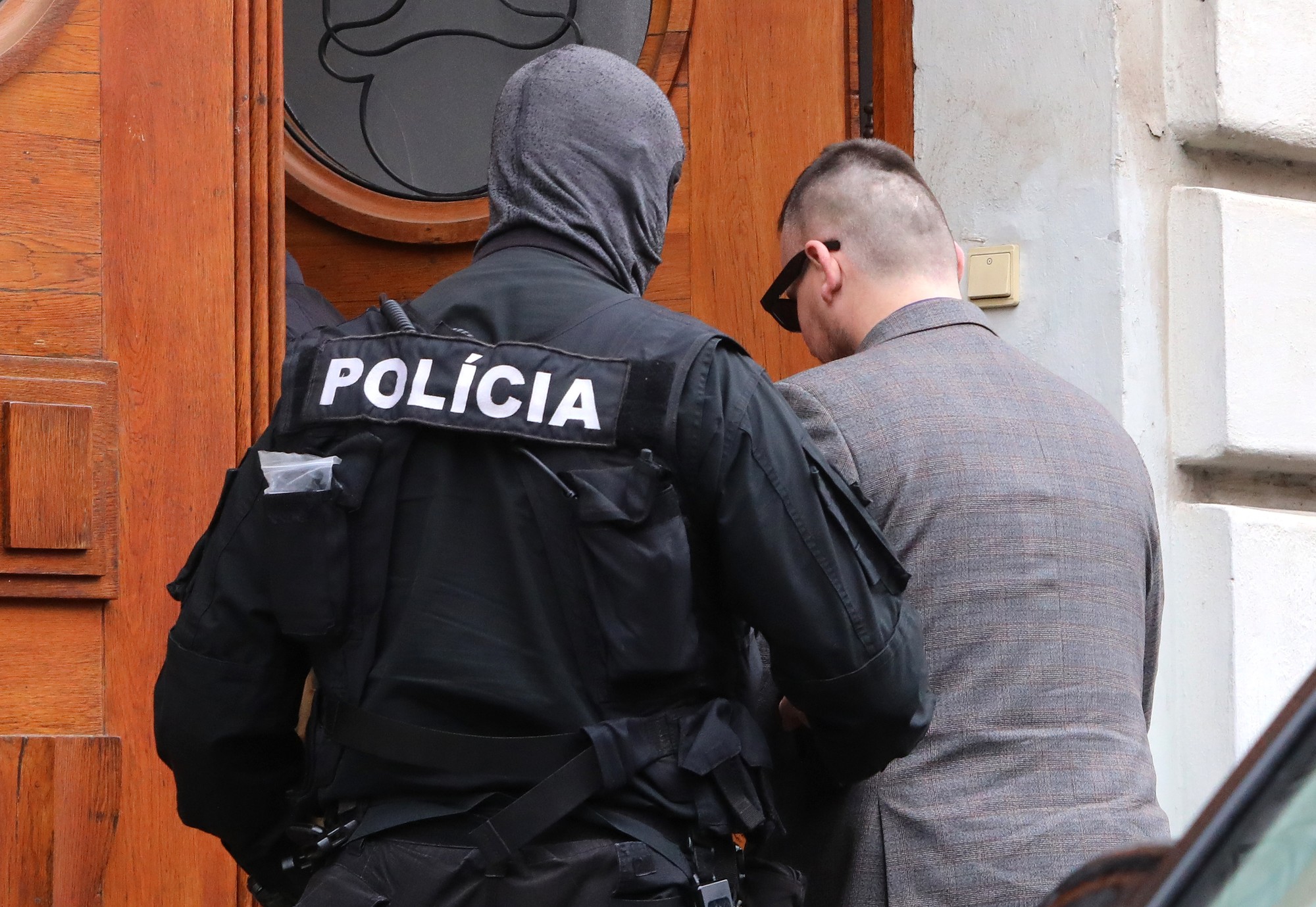 Eskorta privádza Daniela Bombica na Špecializovaný trestný súd v Banskej Bystrici 18. apríla 2025.