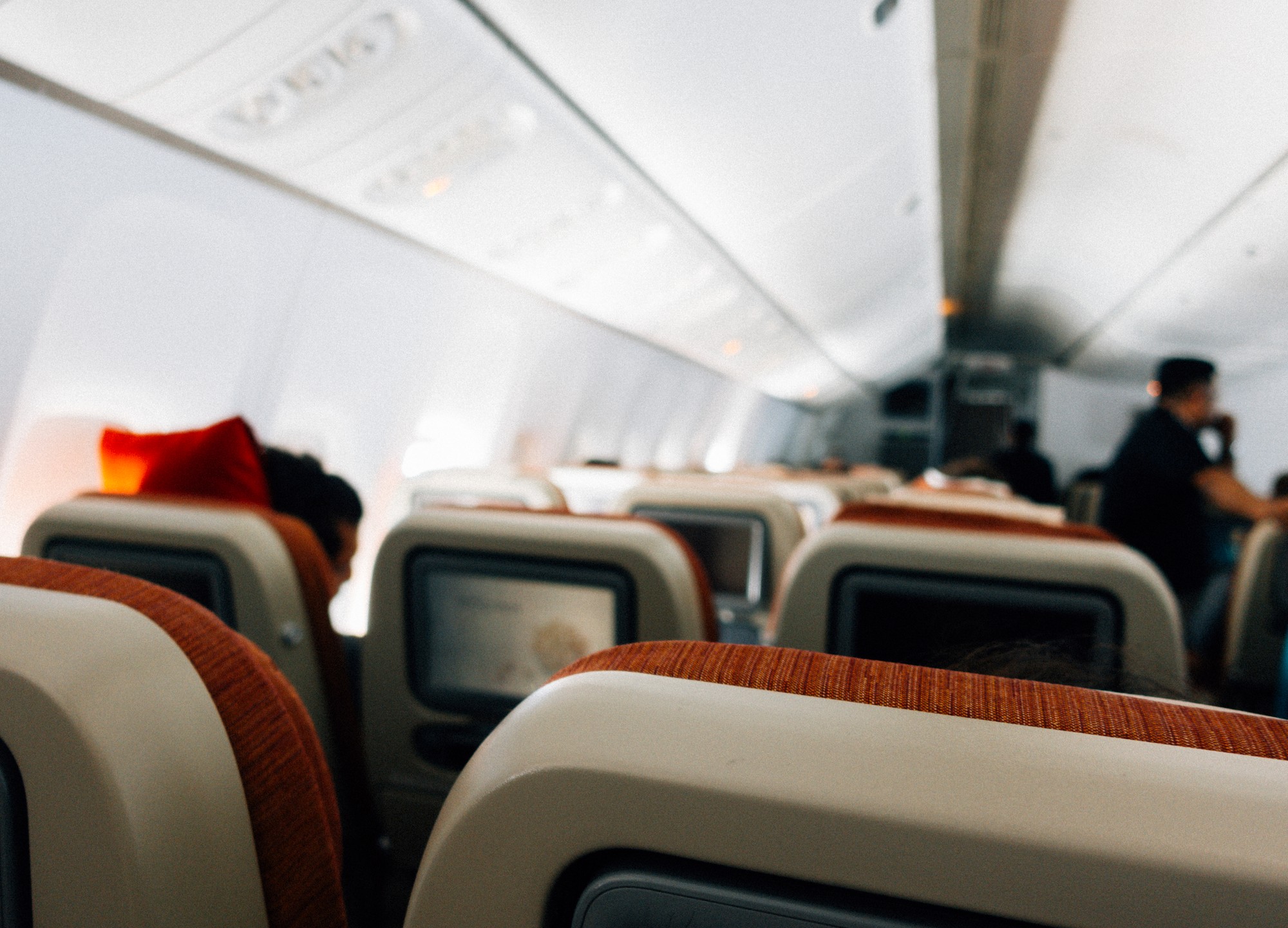 Vlhkosť vzduchu v kabíne lietadla dosahuje len 10 až 20 percent, čo spôsobuje vysychanie kože, očí a slizníc. 