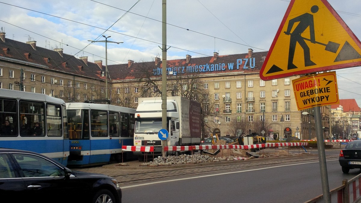 Nowa sygnalizacja na placu Kościuszki we Wrocławiu nie będzie gotowa na czas. Zgodnie z planem inwestycja miała się zakończyć jeszcze w styczniu. Tymczasem roboty mogą potrwać nawet do kwietnia, a wszystko przez przedłużające się badania archeologiczne.