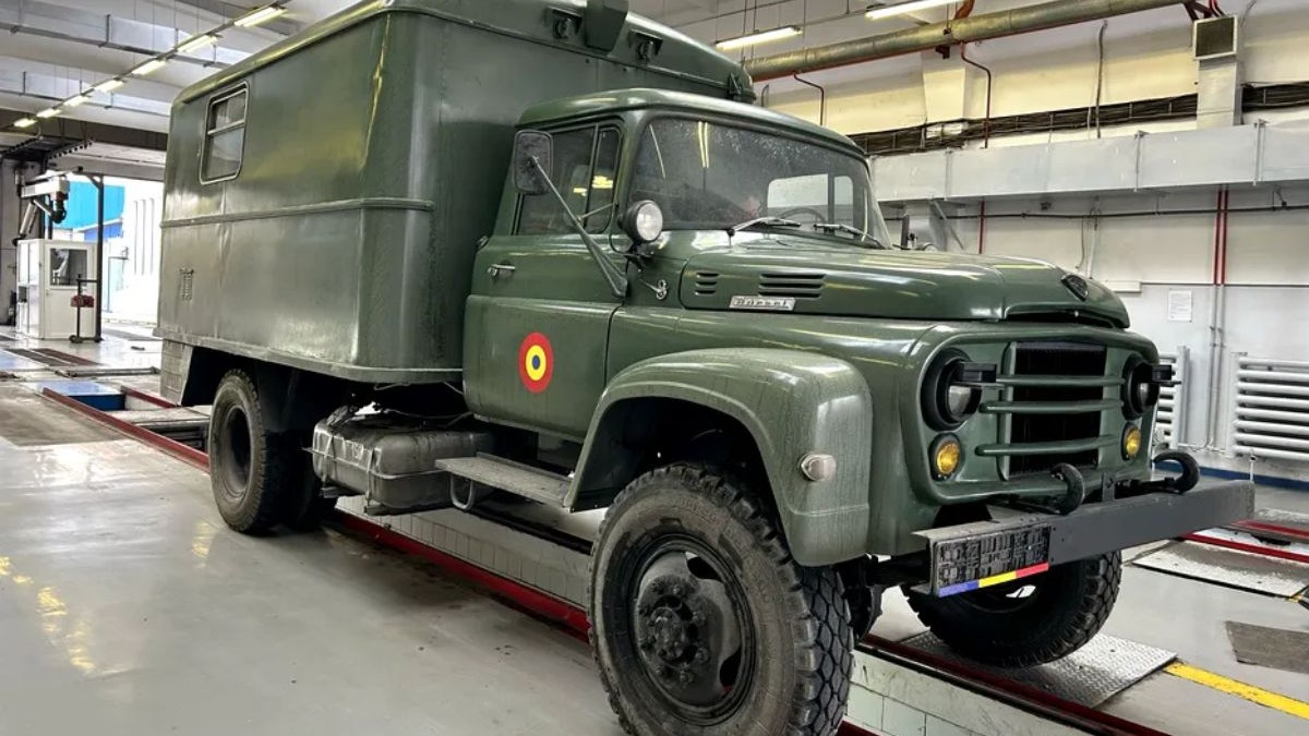 Un român a restaurat un camion militar din 1974 pe care lucrase tatăl său. Vehiculul a ajuns la RAR