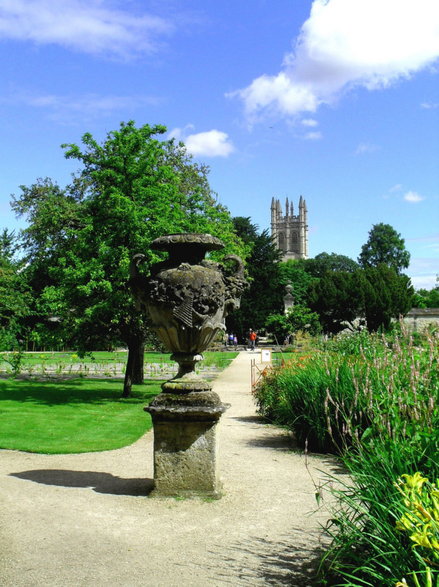 Środek lata w ogrodzie botanicznym w Oxfordzie oraz widok na zabytkową wieżę Magdalen College