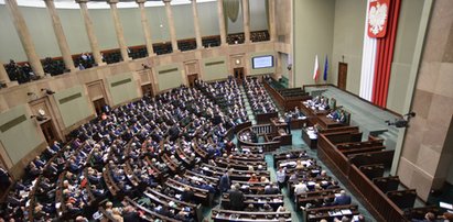 Jeden z posłów PiS „wielbicielem małych dzieci”? Rewelacje prawicowej prasy!