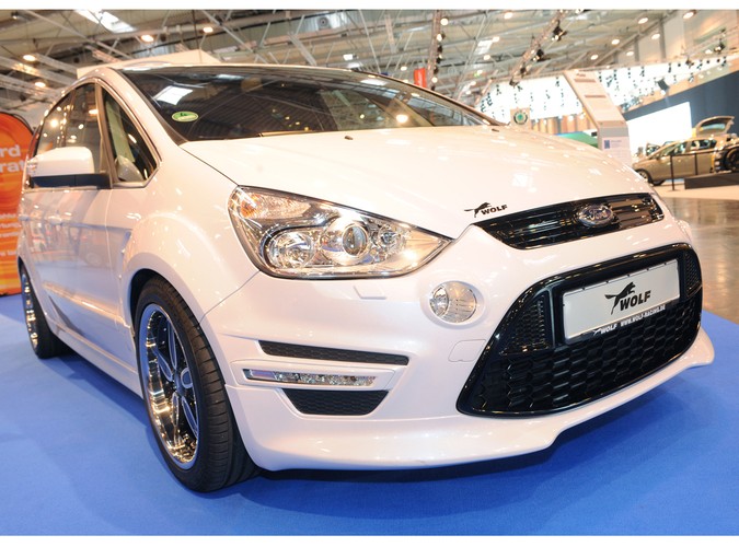 Essen Motor Show kręci się na całego! To prawdziwe targowisko próżności, mocy i błyszczących karoserii. Wystawa w Essen jest najbardziej oczekiwaną imprezą tuningową na świecie. Właśnie tam, jak do Mekki, ciągną fani najdziwniejszych czterech kółek…