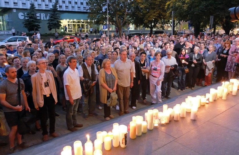 Manifestacja przed Sadem Okregowym w Katowicach przeciwko reformie sadownictwa