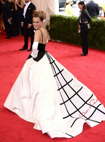 Met gála: 2014-ben Sarah Jessica Parker megérkezett Oscar de la Renta báliruhájában és azóta is az egyik legszebb belépői között tartjuk számon a Met gáláknak.