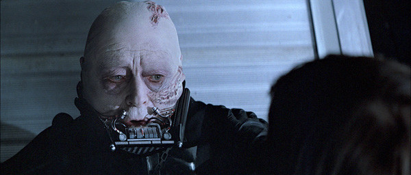 Sebastian Shaw jako Anakin Skywalker w filmie "Gwiezdne wojny: Część VI - Powrót Jedi"