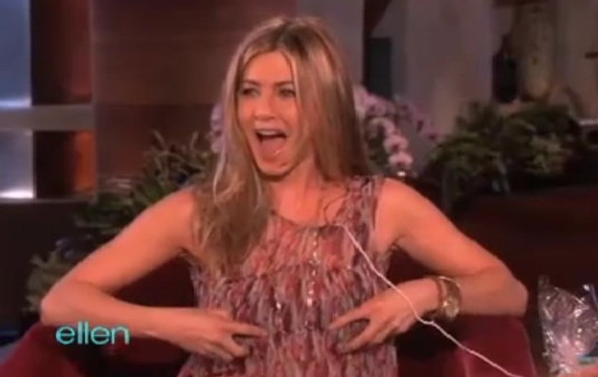 Glumica je isprobala vibrator za bradavica pred publikom u studiju