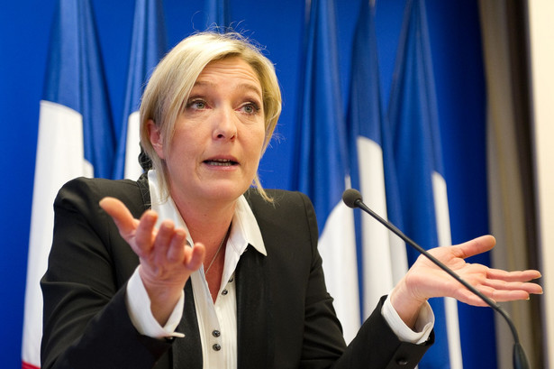 Marine Le Pen zamiast Hollande'a? Czyli jak się robi karierę na biciu w imigrantów