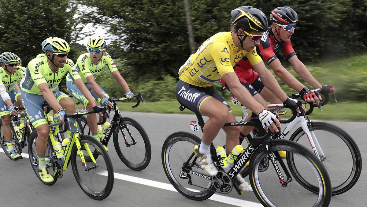 Peter Sagan (Tinkoff) na trzecim etapie Tour de France nie miał problemów z utrzymaniem prowadzenia w klasyfikacji generalnej. Czołowi sprinterzy tracą do Słowaka ponad minutę, co oznacza, że nie musi on drżeć o bonifikaty podczas kolejnych sprinterskich końcówek. W poniedziałek na mecie w Angers był czwarty. Żółtą koszulkę lidera Sagan może utrzymać nawet i do piątku.