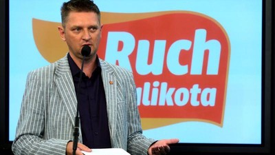 Andrzej Rozenek na tle logo Ruchu Palikota