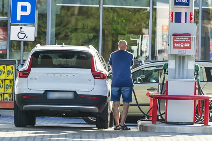 Ekonomiści: inflacja we wrześniu znacząco spadnie. Pomógł "cud na stacjach"