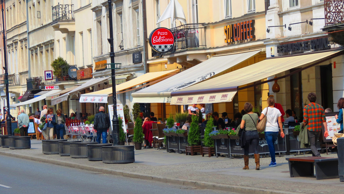 Już 260 zezwoleń na zajęcie pasa drogowego pod ogródki gastronomiczne wydał w tym roku stołeczny Zarząd Dróg Miejskich. To więcej, niż w ubiegłym roku, który był pod tym względem rekordowy m.in. ze względu na odbywające się w Polsce Euro 2012. Tymczasem na rozpatrzenie czekają już kolejne wnioski.