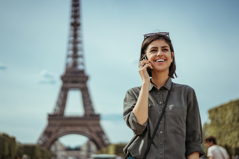 roaming smartfon rozmowa paryż podróż kobieta zwiedzanie urlop