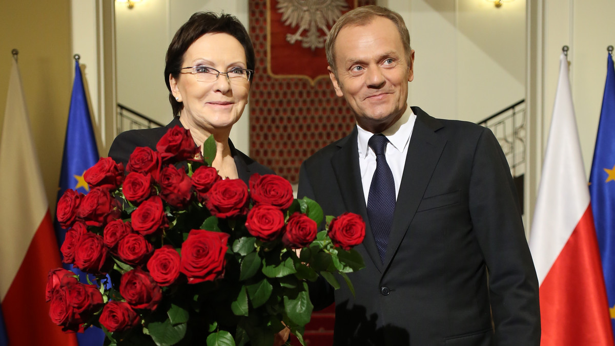 Były premier Donald Tusk przekazał w poniedziałek urząd nowej premier Ewie Kopacz.