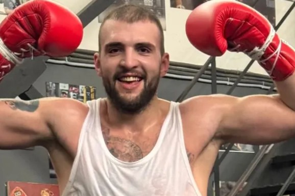 POBEDIO LJUTOG RIVALA NAKON ŠEST RUNDI OPAKE BORBE Veljko Ražnatović ostvario 19. trijumf u karijeri, Ceca se odmah oglasila: "PRVAK!" (FOTO)