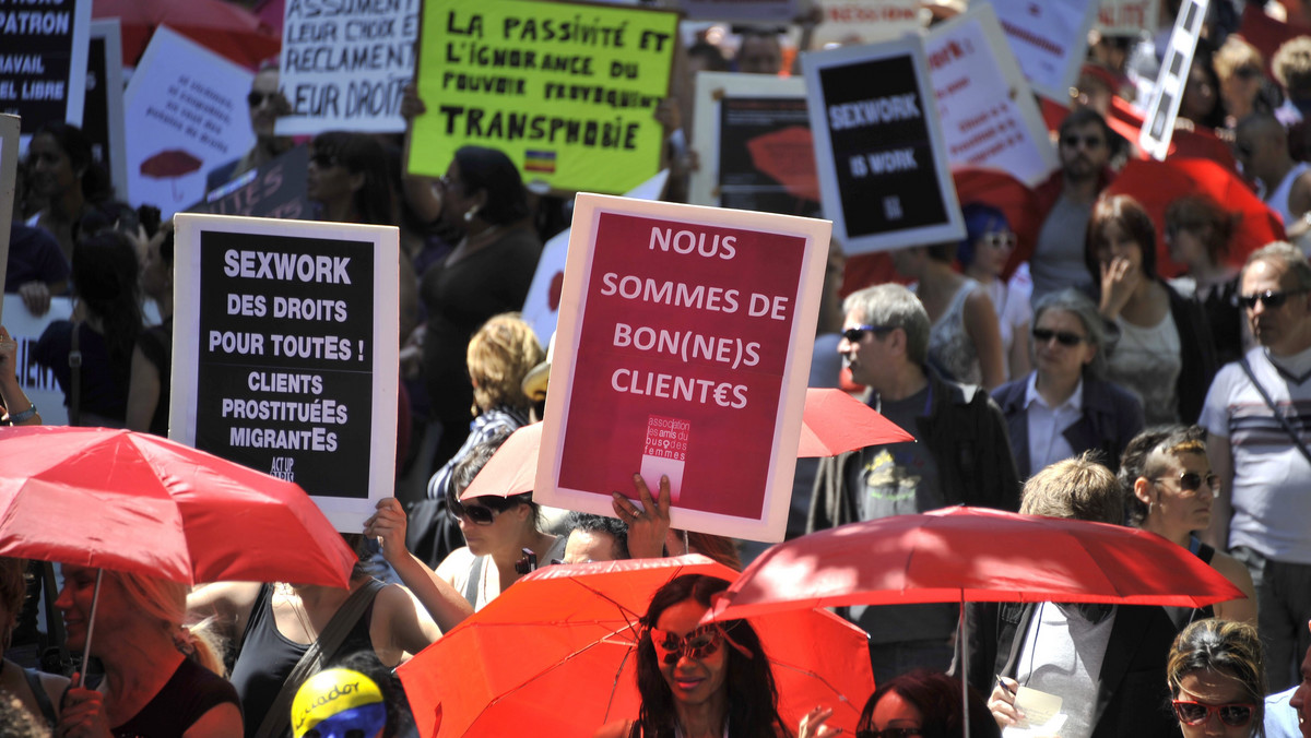 Około 200 osób, wśród nich prostytutki i ich klienci, protestowało w czwartek w Paryżu przeciw projektowi ustawy, która za korzystanie z usług seksualnych przewiduje kary nawet do pół roku więzienia i 3 tys. euro grzywny.