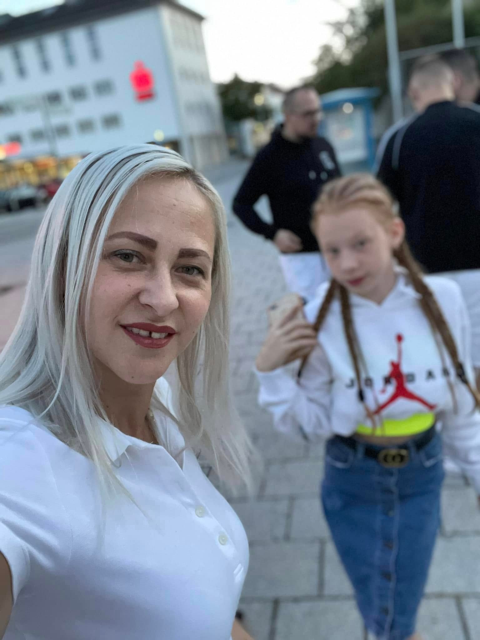 Anamaria nebola spokojná so svojimi zubami.