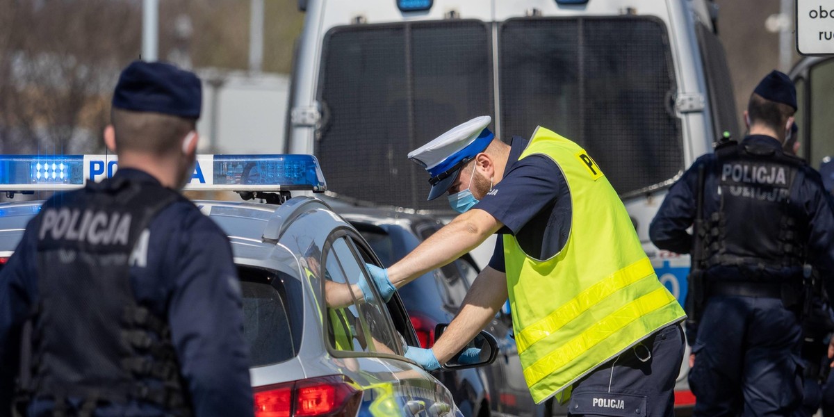 Policjanci podczas kontroli