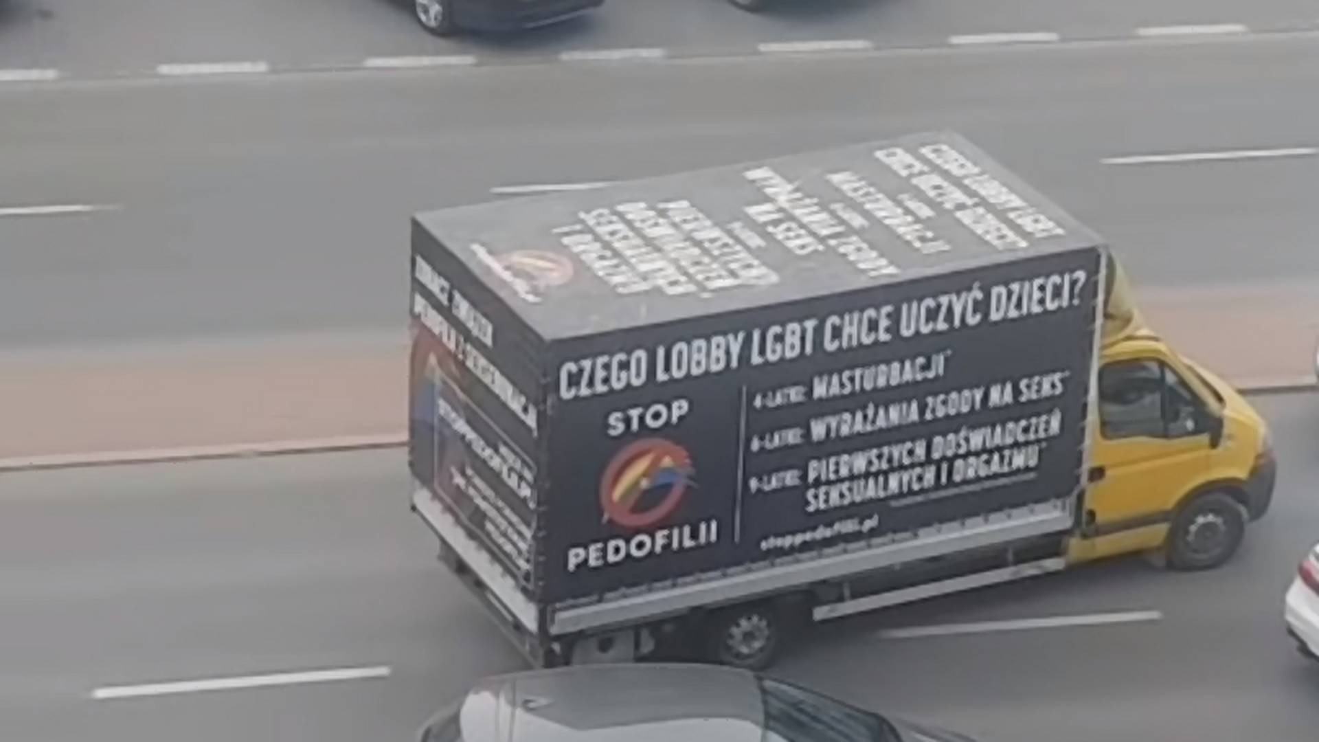 Policja chroni furgonetkę anty-LGBT? "To nie eskorta, to monitorowanie trasy"