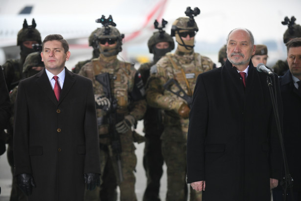 Minister obrony narodowej Antoni Macierewicz i wiceminister obrony narodowej Bartosz Kownacki podczas konferencji prasowej, podsumowującej dwa lata pracy resortu.