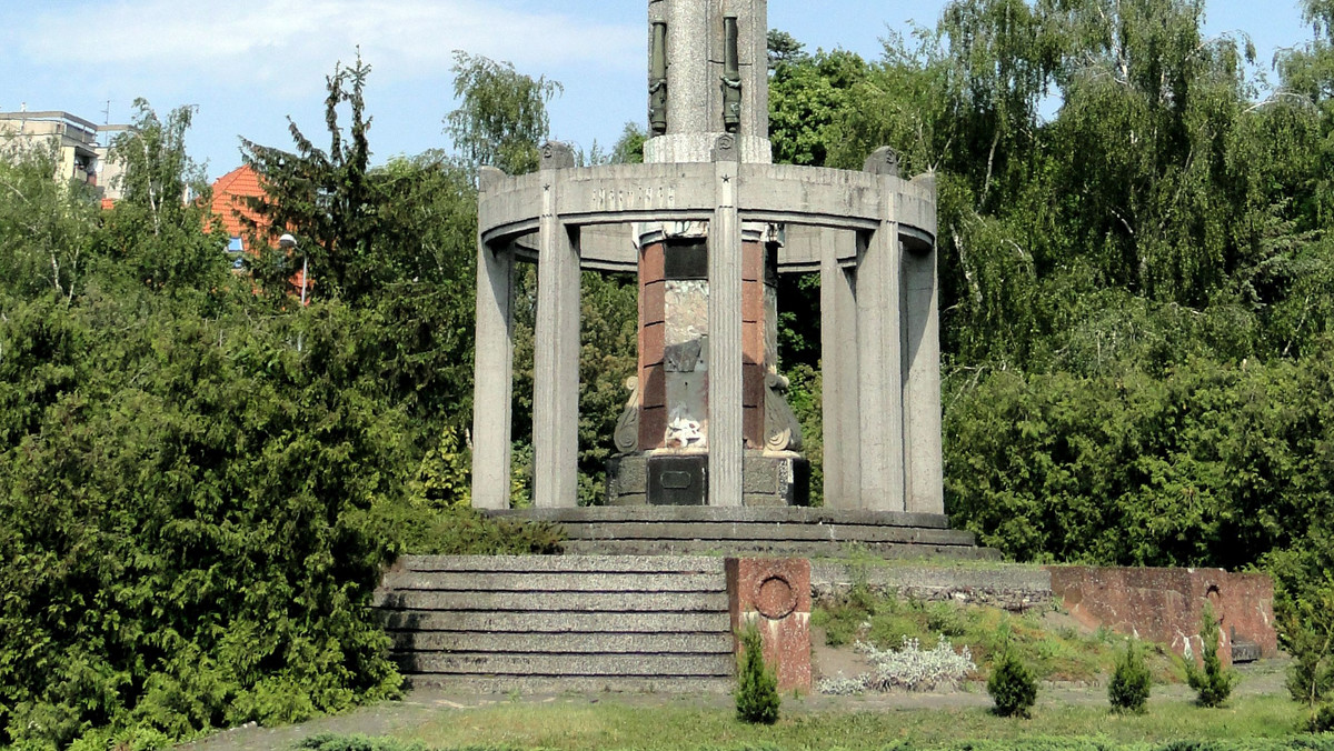 Plan stargardzkich urzędników zakładał, że część sowieckiego monumentu trafi na cmentarz wojenny. "Miłościwie nam panujący wojewoda nie zgodził się, by na będącym w jego władaniu cmentarzu znalazły się jakiekolwiek pozostałości po pomniku" - skomentował kąśliwie jeden ze stargardzkich urzędników. - Wojewoda nie wydawał żadnych decyzji dotyczących pomnika w Stargardzie - odpowiada biuro prasowe ZUW.