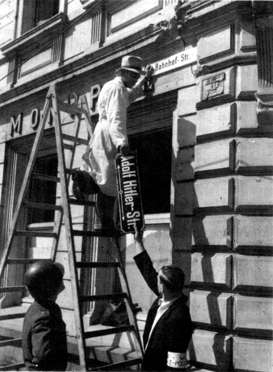 Denazyfikacja nazwy ulicy z "Adolf Hitler–Strasse" na "Bahnhof–Strasse"