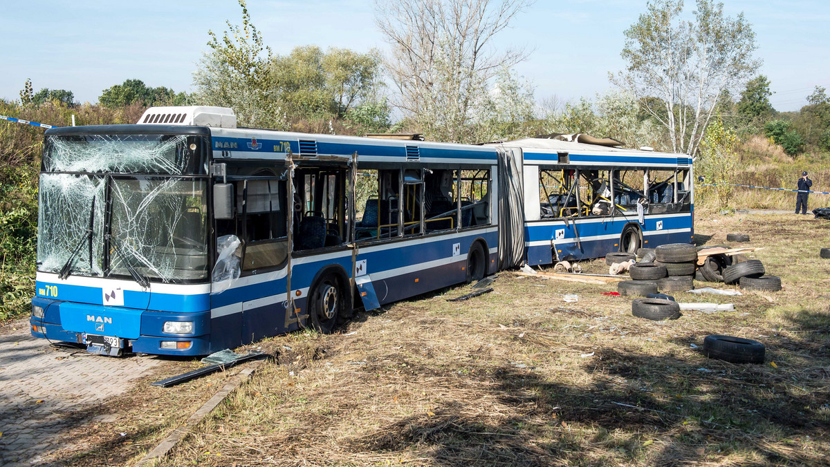 Zniszczony autobus na terenie jednostki policji we Wrocławiu