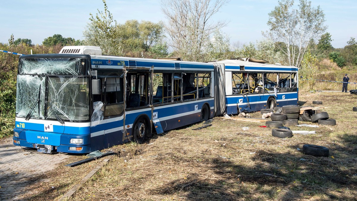 Zniszczony autobus na terenie jednostki policji we Wrocławiu