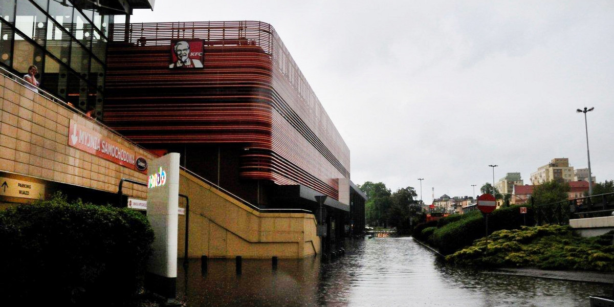 Nawałnica zatopiła centrum handlowe w Bydgoszczy