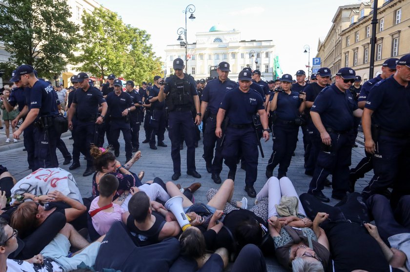 Marsz narodowców w Warszawie. Policja wynosiła protestujących