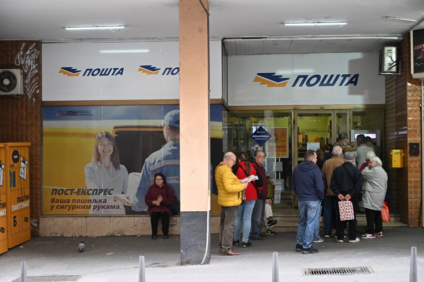 Beograđani čekaju u redu za podelu vaučera za letovanje