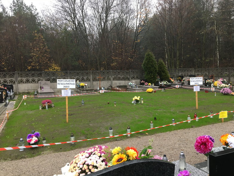 Zasypany teren po zapadlisku na cmentarzu