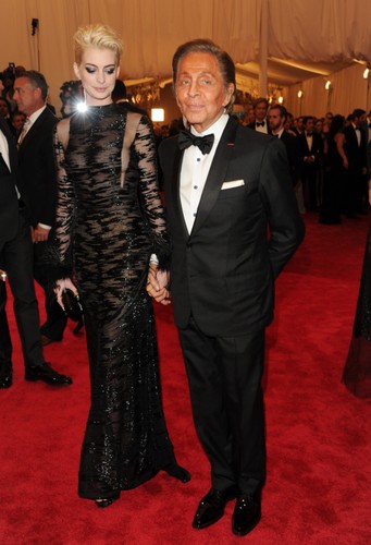 Anne Hathaway i Valentino Garavani na gali MET