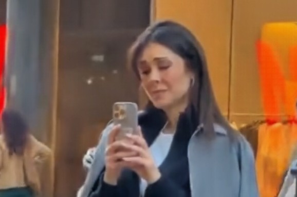 NAŠA GLUMICA PLAČE NASRED KNEZ MIHAILOVE Savladale je emocije u centru Beograda, nije znala da je prolaznici gledaju (VIDEO)