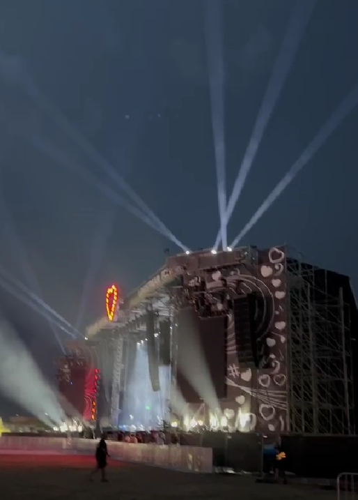 V okolí festivalu sa vyskytli búrky.