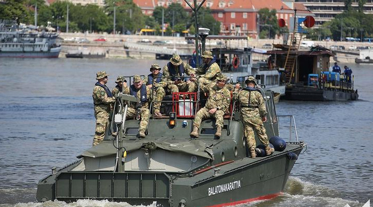 Két héttel ezelőtt szintén egy bomba miatt kellett akcióba lépniük a tűzszerészeknek a Lánchídnál / Fotó: Magyar Honvédség